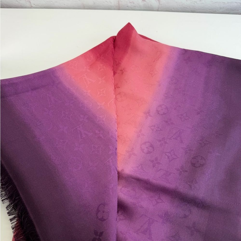 LOUIS VUITTON Purple/Pink Monogram Wool/Silk Ombre Shine Blurrygram Shawl Scarf - Picture 8 of 10